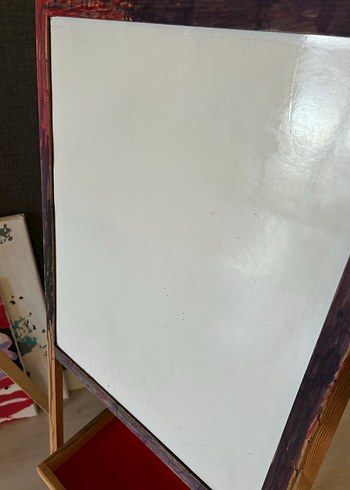 Kırmızı Çocuk Tahtası ve Raflı Ahşap Stand - Görsel 4