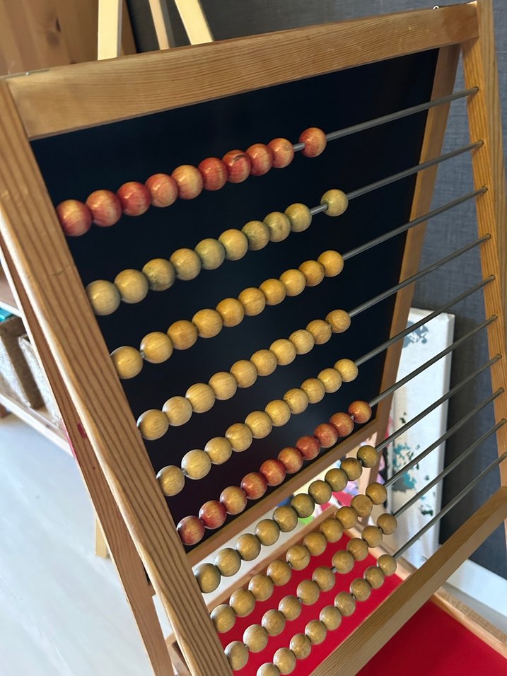 Kırmızı Çocuk Tahtası ve Raflı Ahşap Stand - Görsel 3