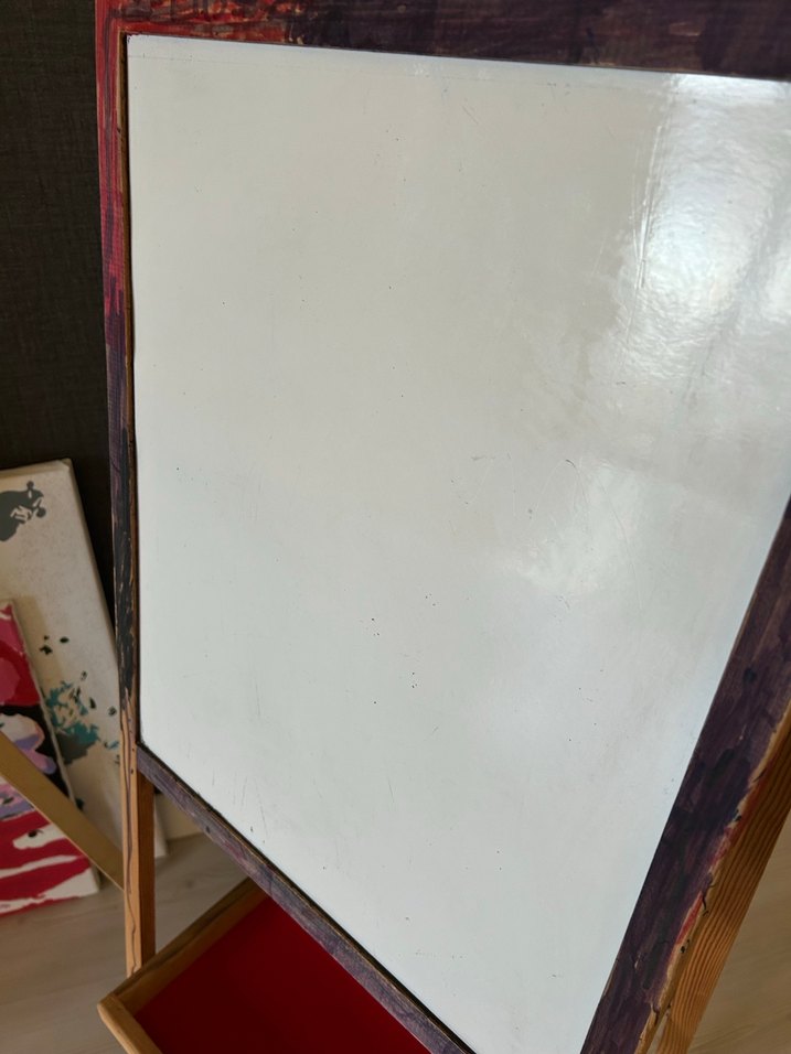 Kırmızı Çocuk Tahtası ve Raflı Ahşap Stand - Görsel 4