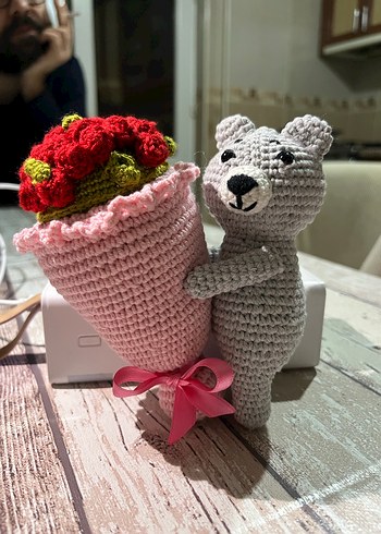 Gri Örgü Ayıcık ve Çiçek Buketi Peluş Oyuncak - Görsel 3