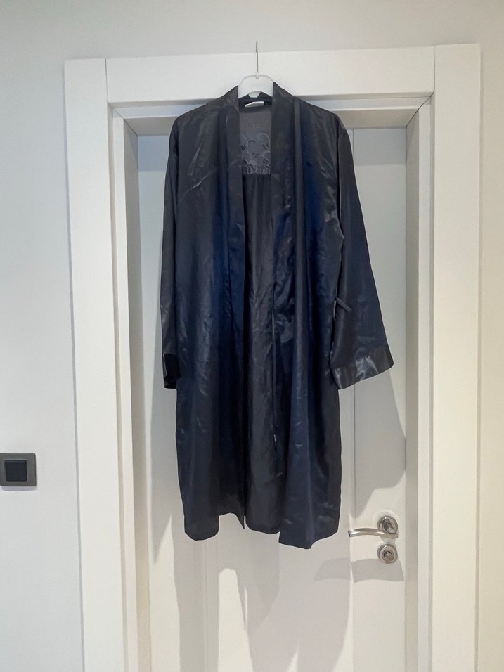 Uzun Siyah Nakışlı Gotik Kadın Sabahlık - Görsel 3