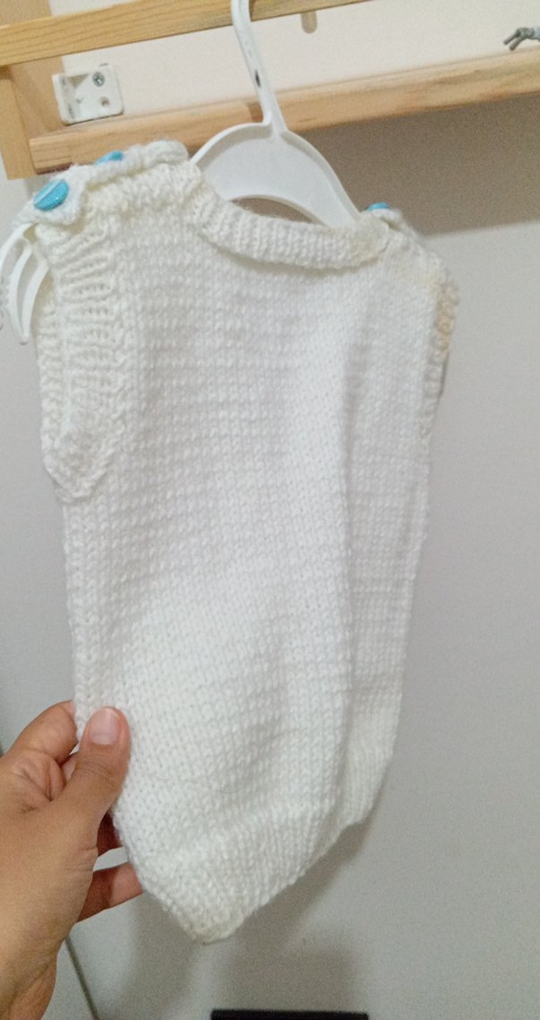 Diger Beyaz Örgü Kolsuz V-Yaka Triko Süveter - Görsel 3