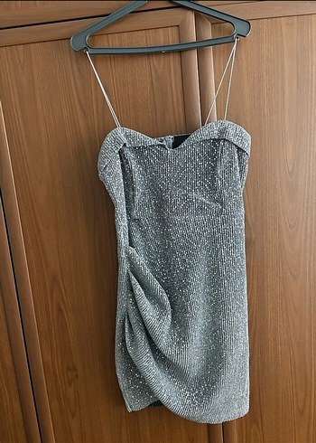 Zara model Parlak Gri Straplez Mini Elbise - Görsel 3
