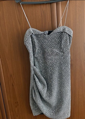 Zara model Parlak Gri Straplez Mini Elbise - Görsel 2