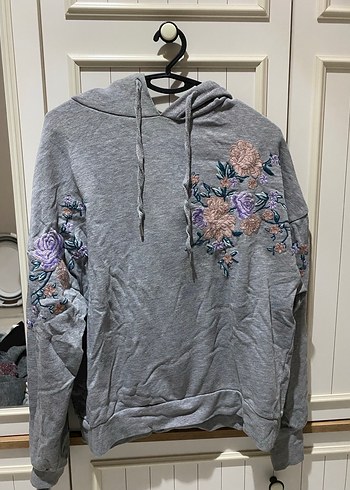 Gri Kapüşonlu Triko Sweatshirt Çiçekli