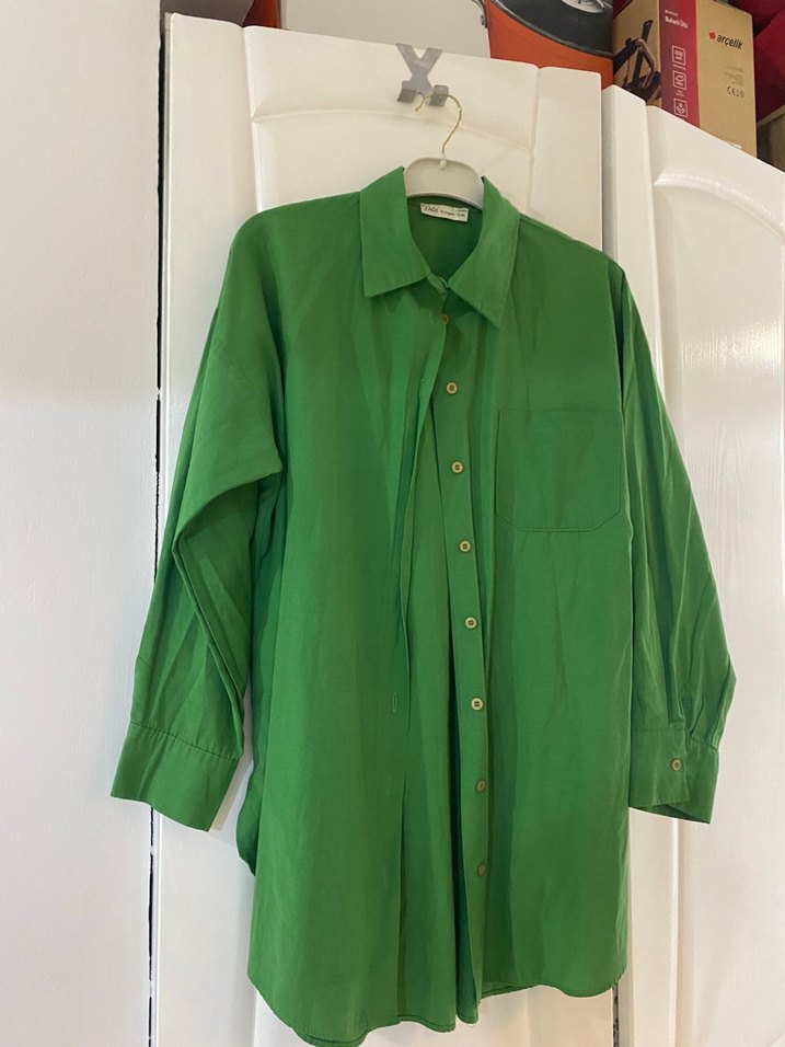 Uzun Kollu Yeşil Düğmel Keten Gömlek
Yeşil 100
Diğerleri 200 250 - Görsel 2