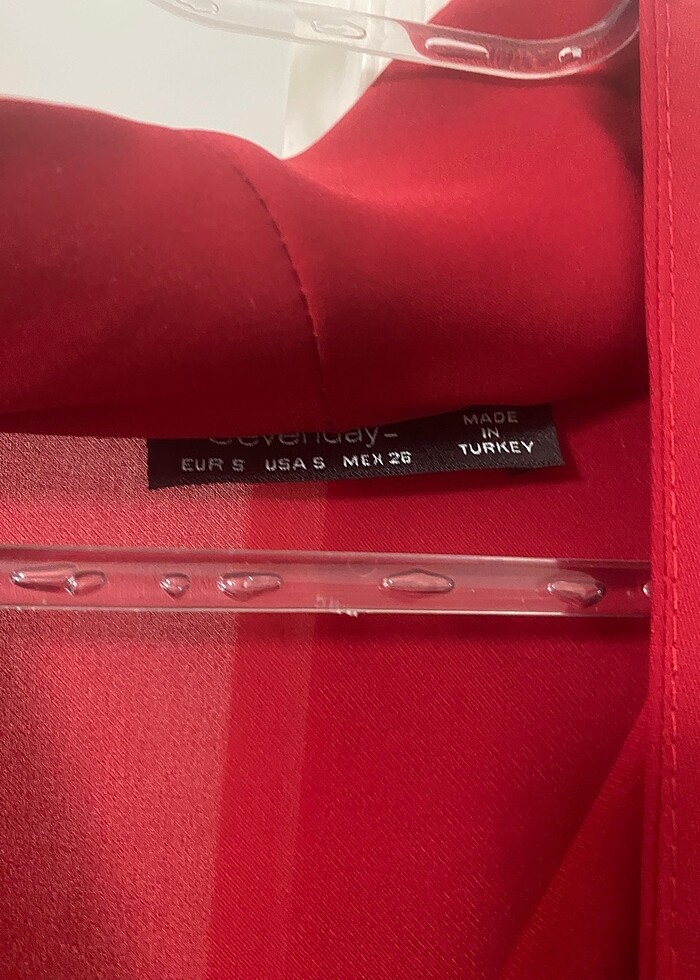 Kırmızı elbise - Görsel 2