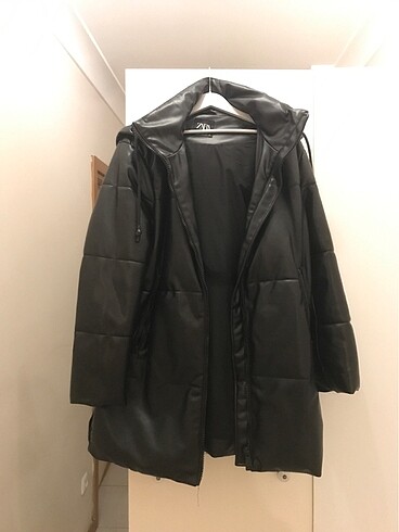 Zara Mont