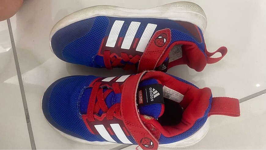 26 Beden kırmızı Renk Adidas çocuk ayakkabı