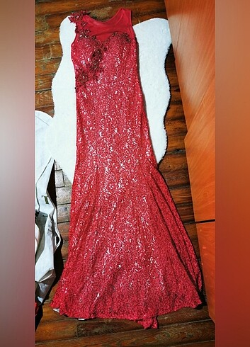 Dantelli pullu taşlı parlak abiye elbise