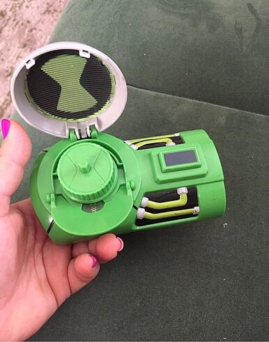  Ben10 omnitrix kola takılan, üzerine takılan figürü döndürüp fır