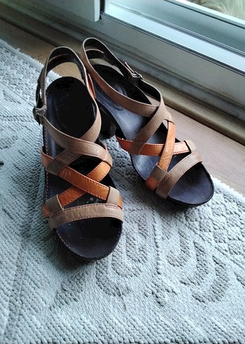 clarks deri topuklu sandalet
