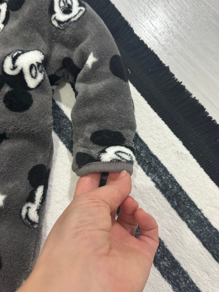 Gri Mickey Mouse Baskılı Bebek Tulum - Görsel 3