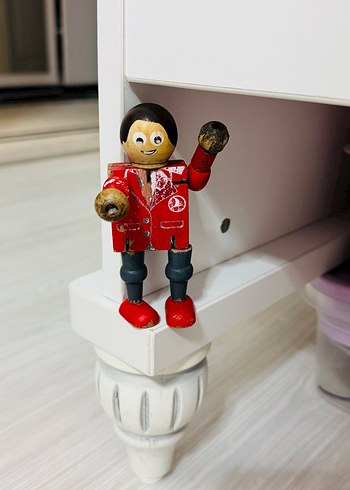 Kırmızı Ahşap Aksiyon Figürü - Görsel 2