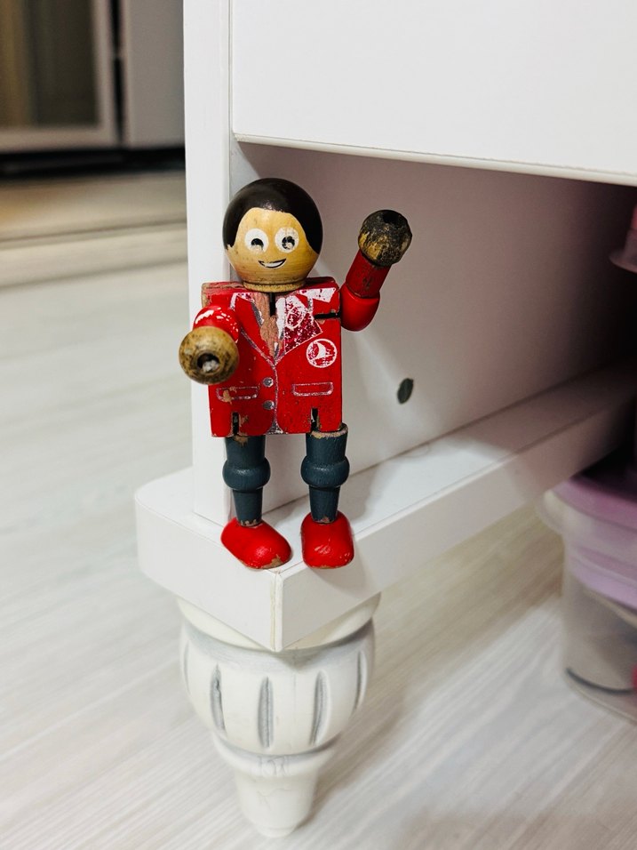 Kırmızı Ahşap Aksiyon Figürü - Görsel 2