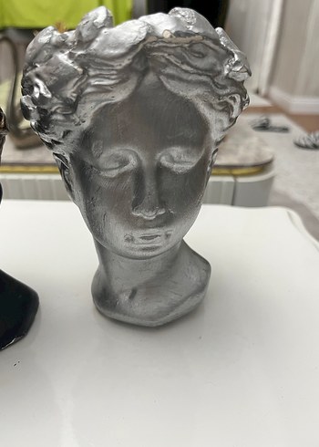 Gri ve Siyah Klasik Büst Figürinler - Görsel 5