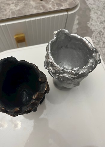 Gri ve Siyah Klasik Büst Figürinler - Görsel 4