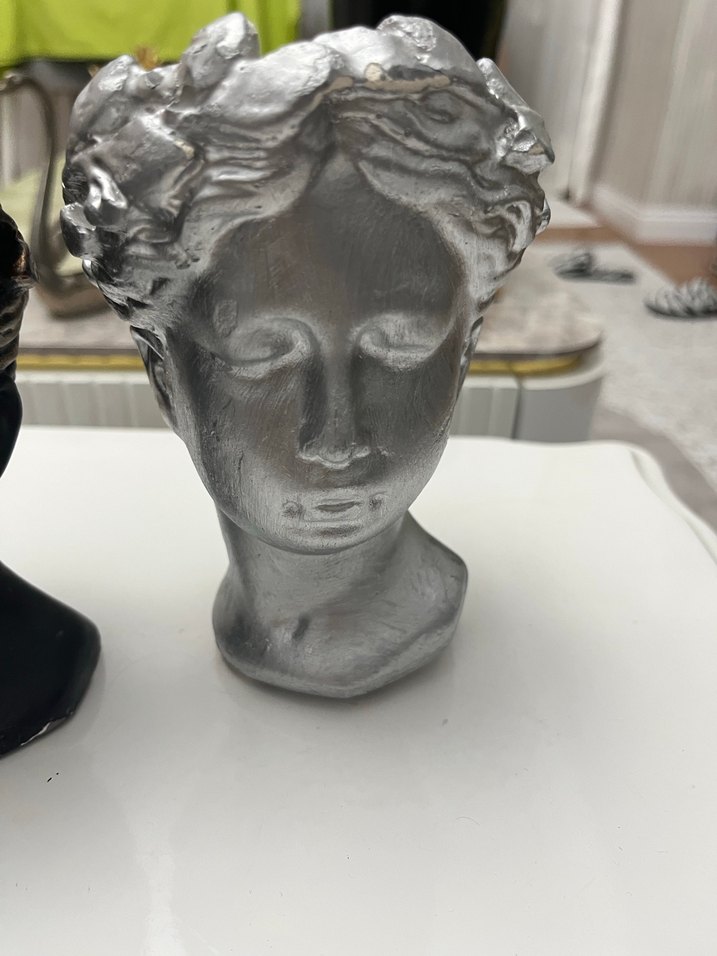 Gri ve Siyah Klasik Büst Figürinler - Görsel 5