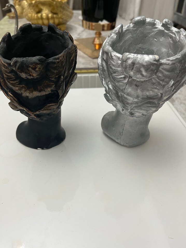 Gri ve Siyah Klasik Büst Figürinler - Görsel 3