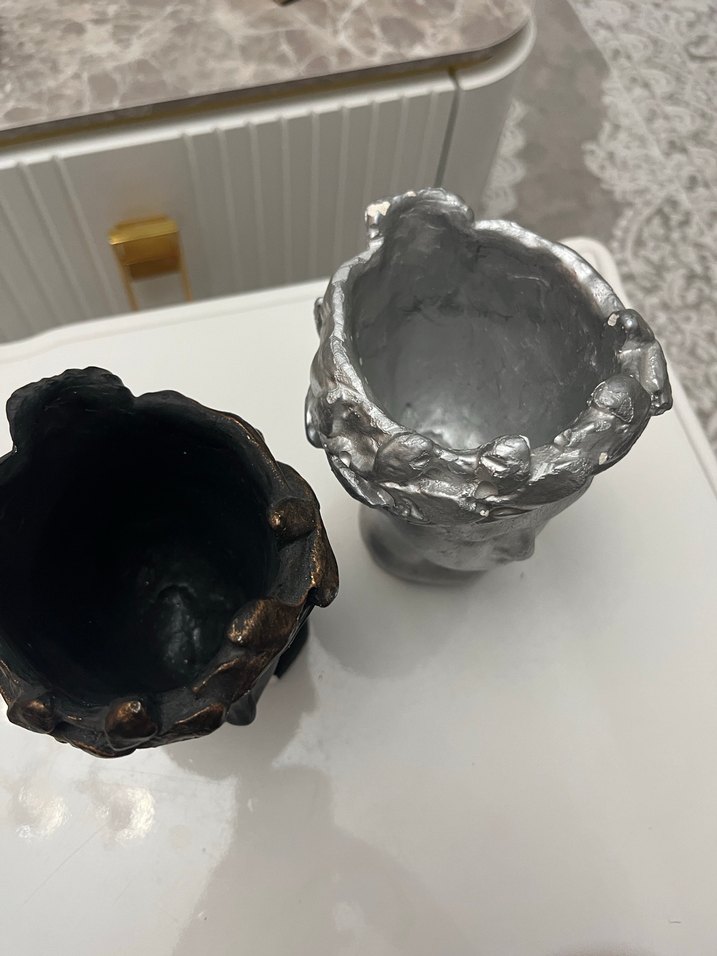 Gri ve Siyah Klasik Büst Figürinler - Görsel 4