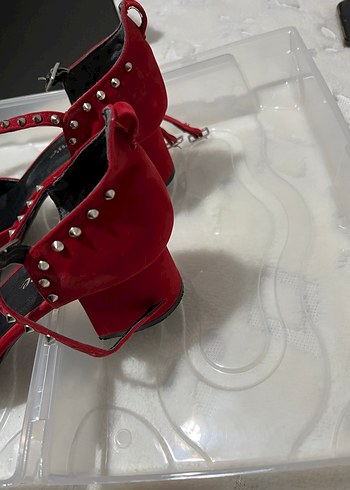 Kırmızı Süet Yılan Desenli Tokalı Topuklu Ayakkabı - Görsel 3