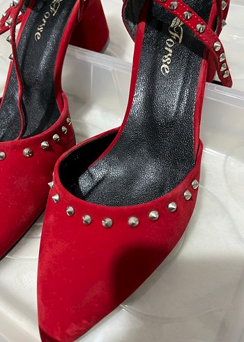 Kırmızı Süet Yılan Desenli Tokalı Topuklu Ayakkabı - Görsel 5