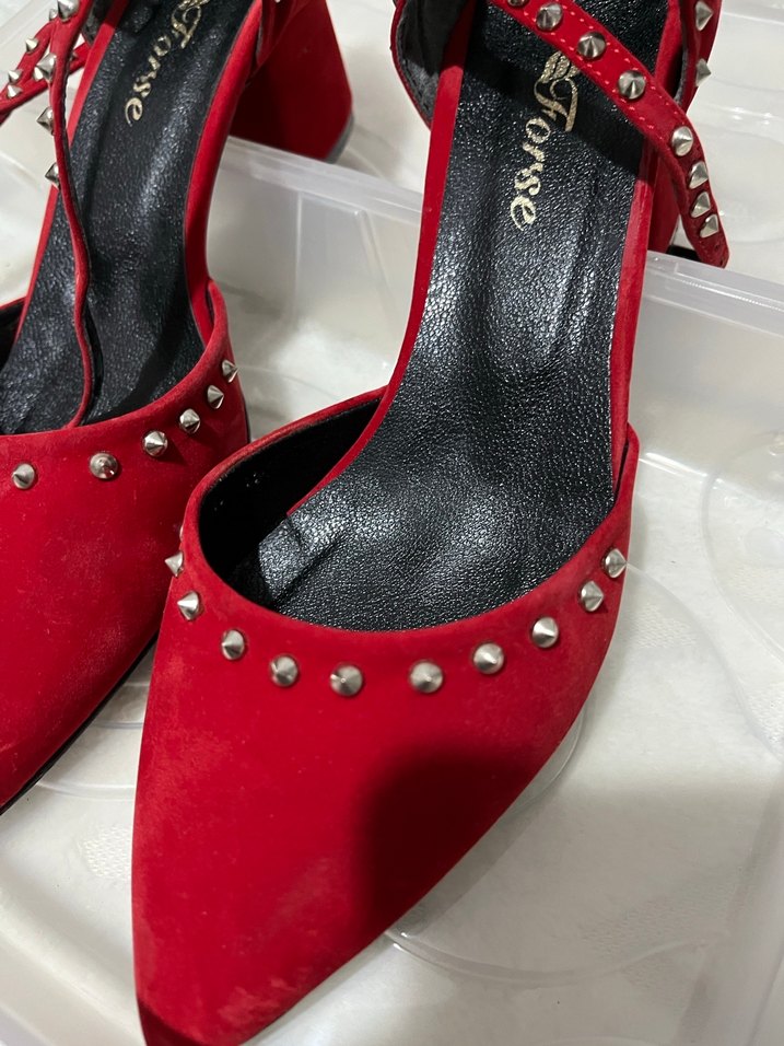 Kırmızı Süet Yılan Desenli Tokalı Topuklu Ayakkabı - Görsel 5