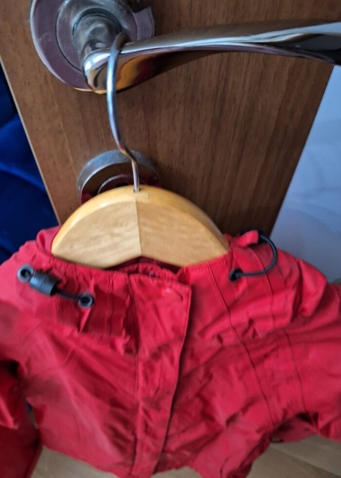 Kirmizi yagmurluk - Görsel 2