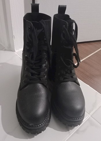 Siyah Deri Bağcıklı Stiletto Topuklu Bot