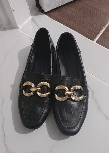 Altın Tokalı Siyah Deri Kadın Loafer