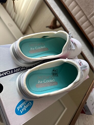 37 Beden beyaz Renk Skechers orjinal terlik
