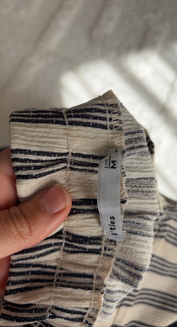 Gri Çizgili Keten Mini Şort - Görsel 3