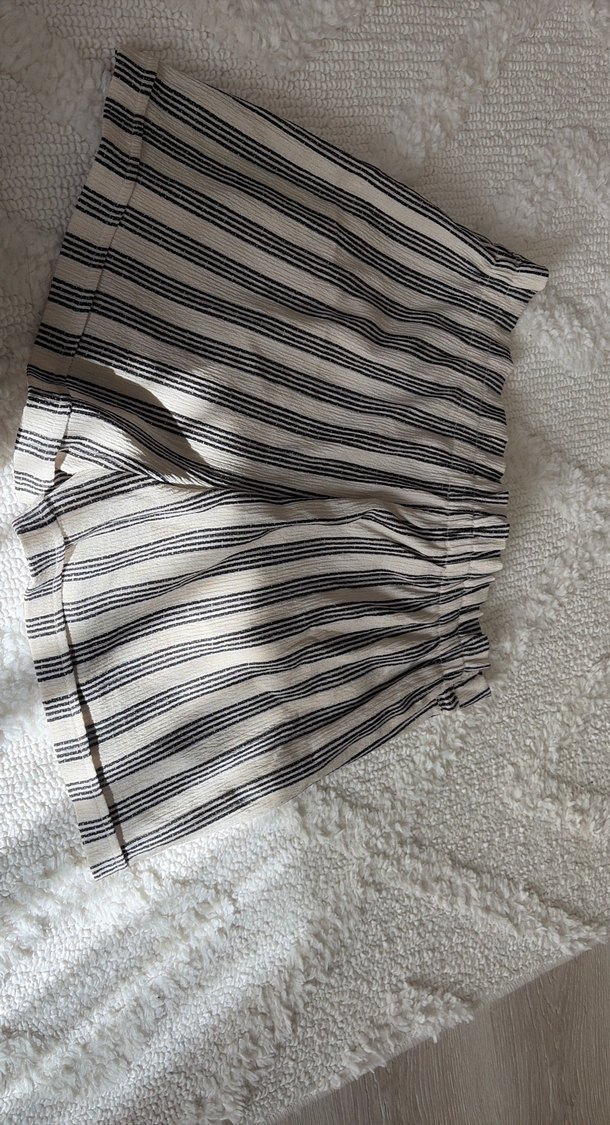 Gri Çizgili Keten Mini Şort - Görsel 2