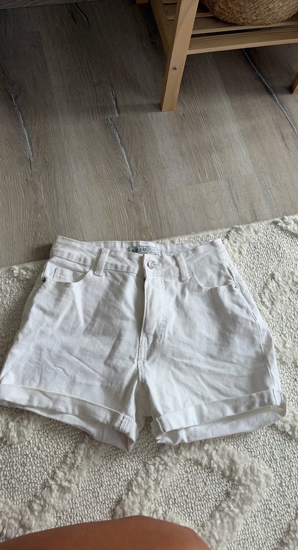 Beyaz Mini Pamuklu Hamile Şortu - Görsel 3