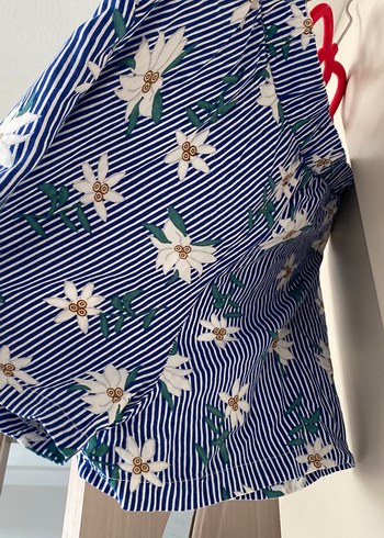 Çiçek Desenli Mavi Bol Kesim Mini Şort - Görsel 3