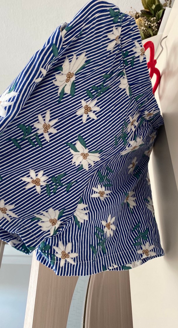 Çiçek Desenli Mavi Bol Kesim Mini Şort - Görsel 3