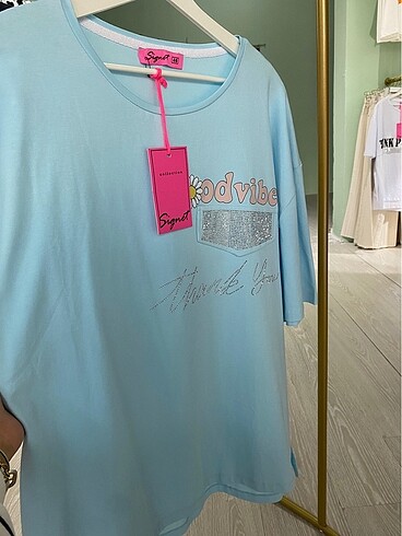 50 Beden Signet Marka Taş Detaylı Büyük Beden T-Shirt.