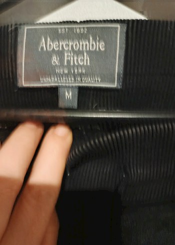 Kadın Siyah Altın Renkli Bantlı Bermuda Şort - Görsel 2