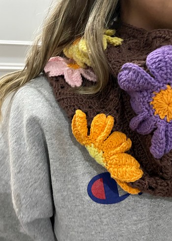 Çiçek Desenli Örgü Atkı - Görsel 2