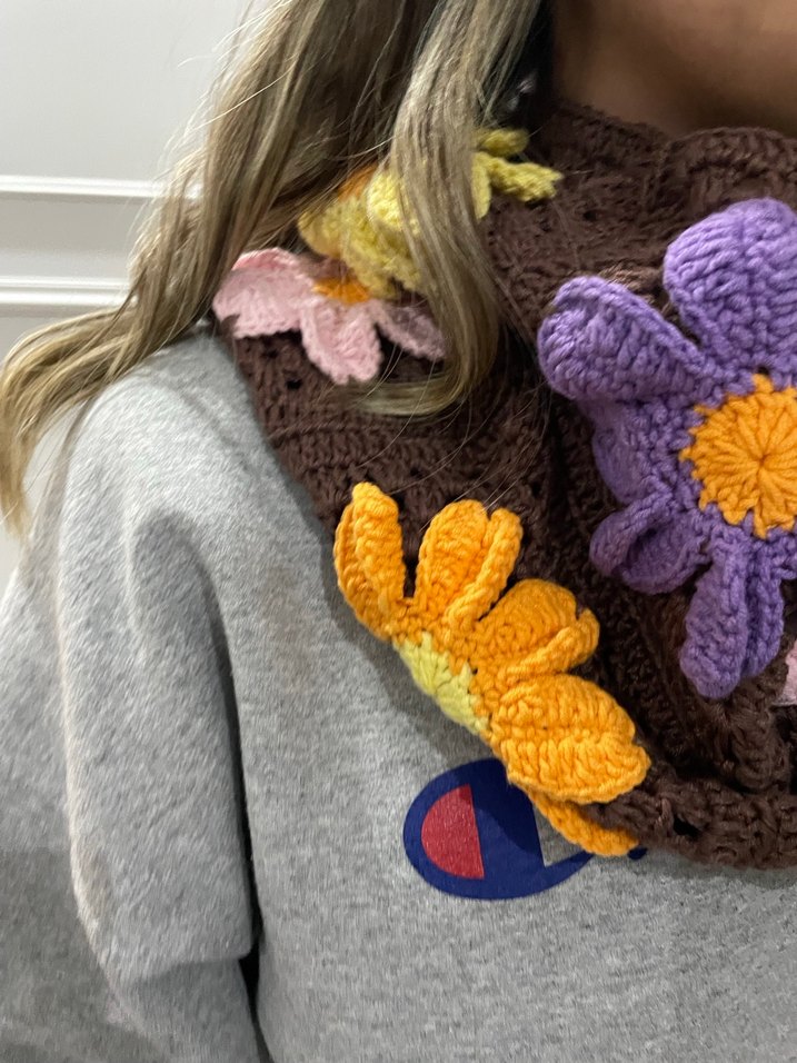 Çiçek Desenli Örgü Atkı - Görsel 2