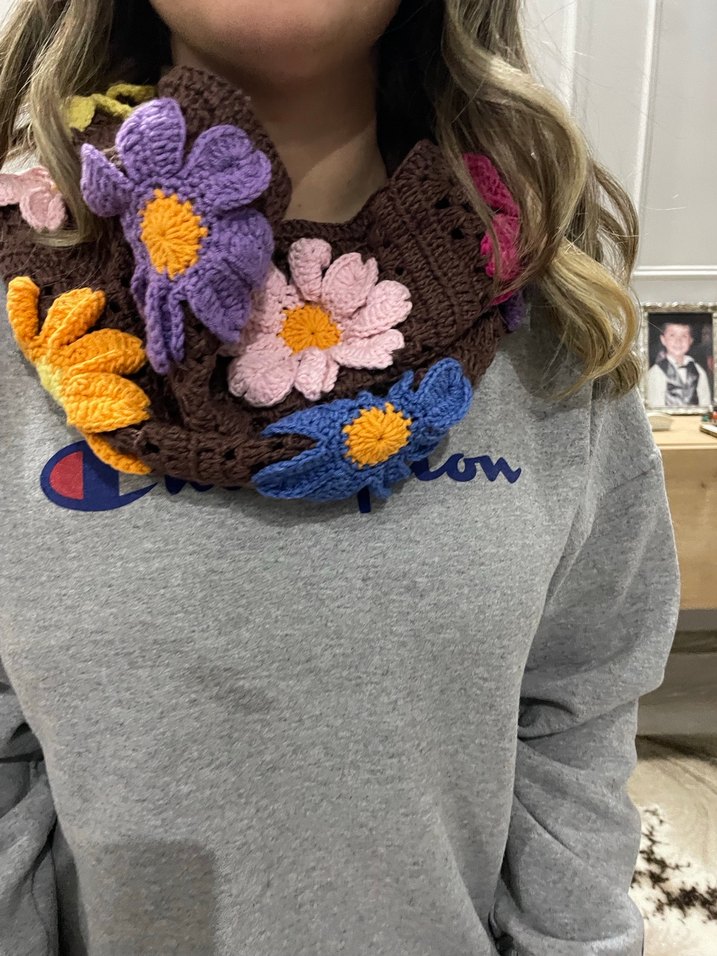 Çiçek Desenli Örgü Atkı - Görsel 3