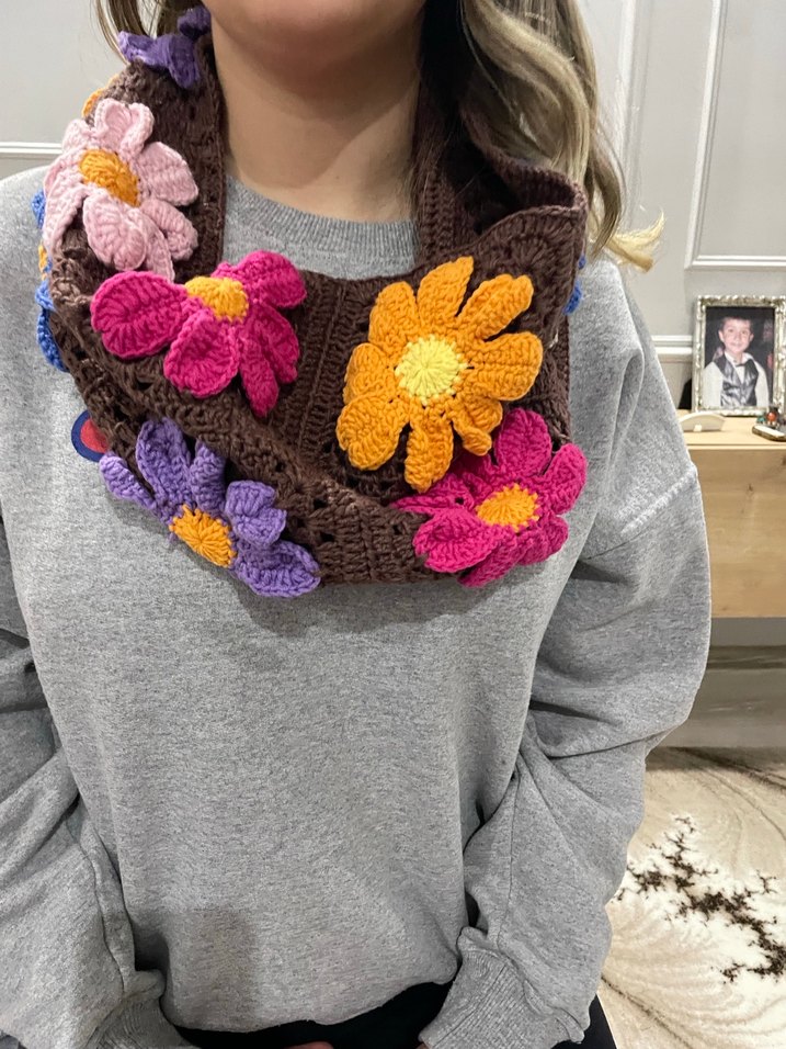 Çiçek Desenli Örgü Atkı - Görsel 5