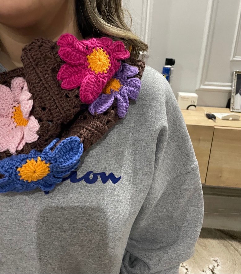 Çiçek Desenli Örgü Atkı - Görsel 4