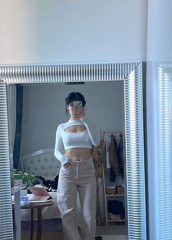 Beyaz Yüksek Yakalı Uzun Kollu Crop Top