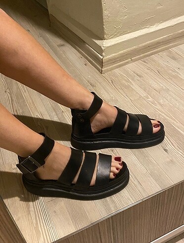 39 Beden dr martens sandalet