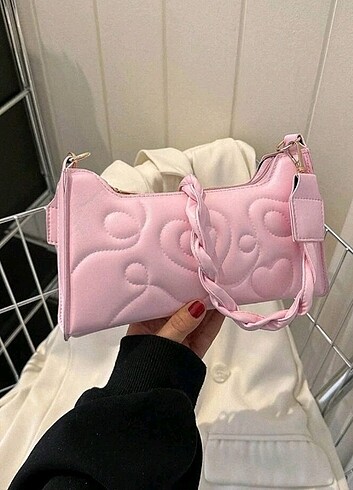 Pembe çanta