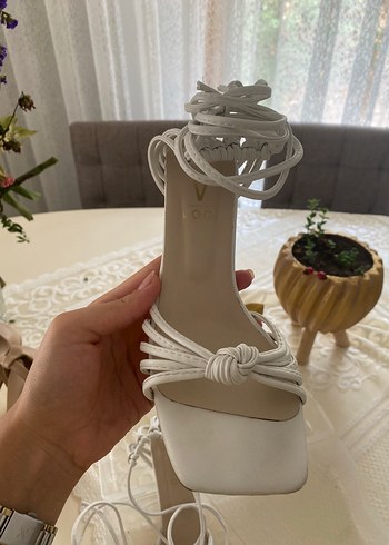 Beyaz Bağcıklı Stiletto Sandalet
