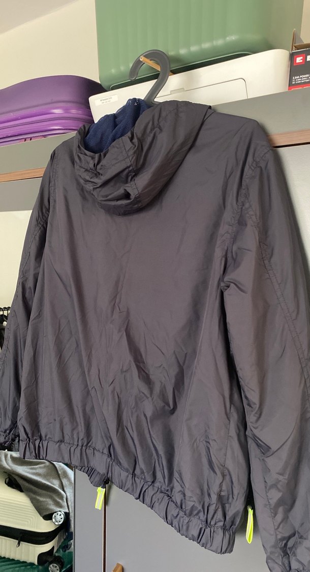 Gri Kapüşonlu Rahat Kesim Yağmurluk - Görsel 3