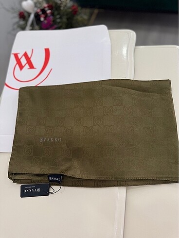 Beden Vakko monogram şal