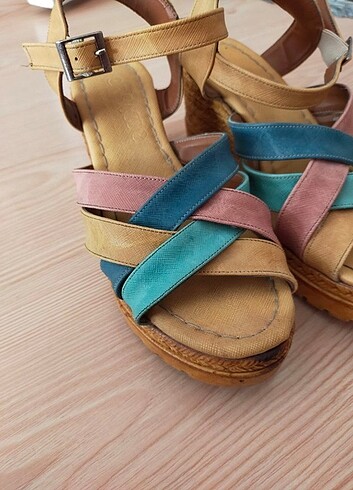 Flo Ayakkabı Kadın Dolgu Topuklu Renkli Sandalet